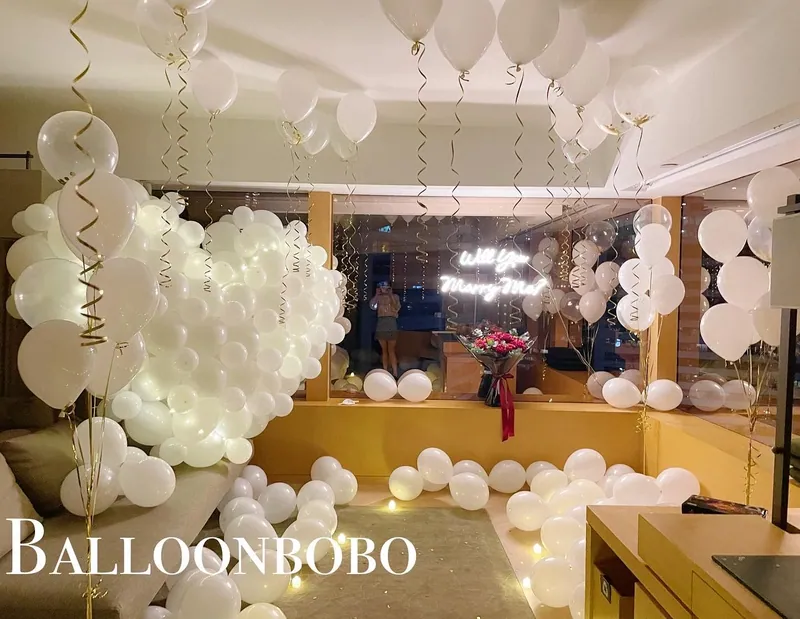 Pure white large heart proposal decoration