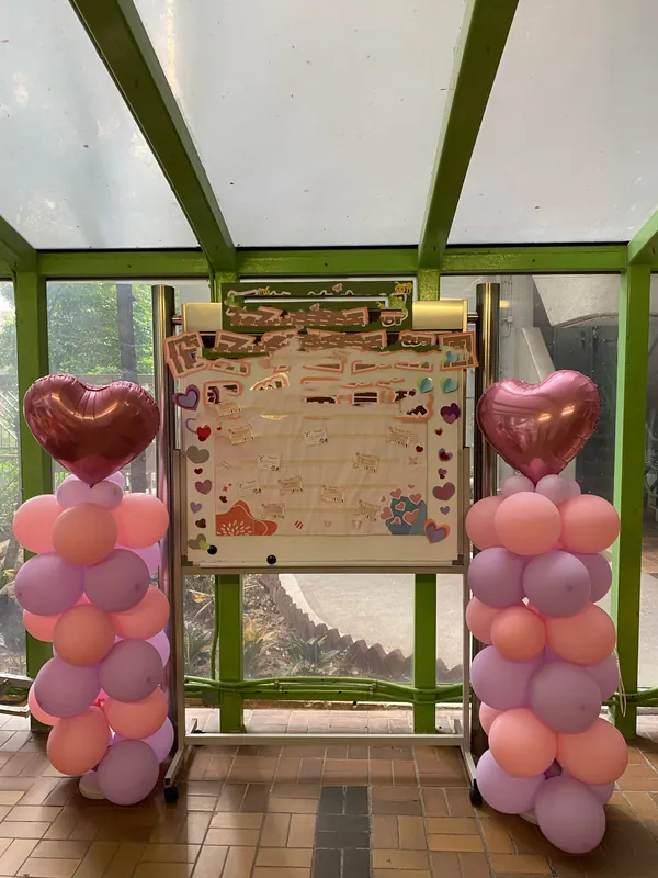 Jumbo heart balloon column